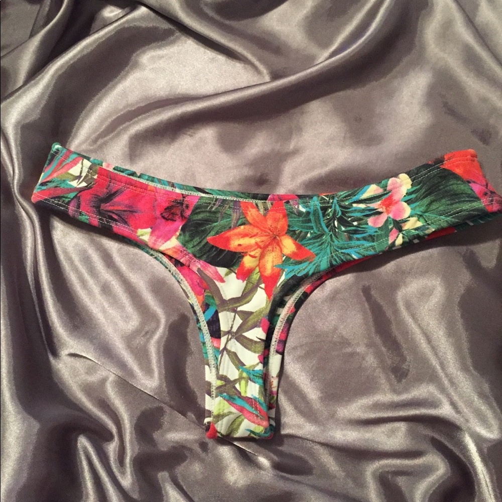 TRADED Small Midori Whale tale bikini bottom - Picture 2 of 5